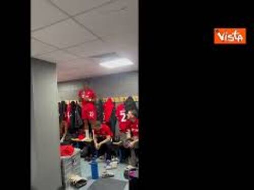 Il difensore inglese Udoka Godwin-Malife canta "All of me" di John Legend per i compagni di squadra