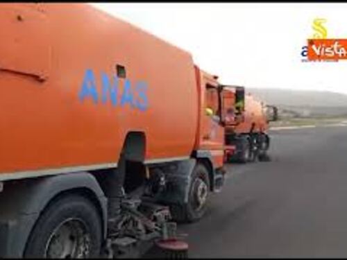 Ripulita da cenere lavica dell'Etna pista aeroporto Reggio Calabria con le spazzatrici Anas