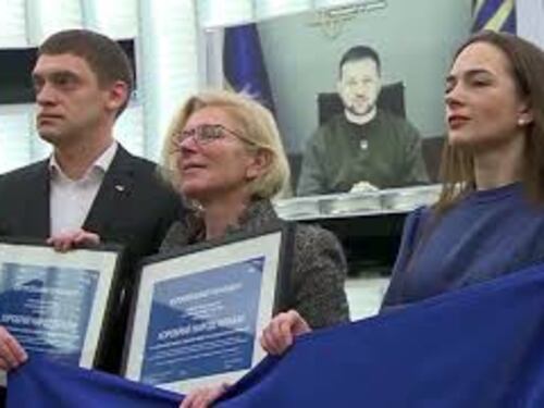 Metsola consegna Premio Sakharov per libertà pensiero del Parlamento Europeo al popolo ucraino