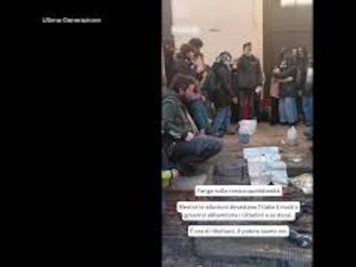Ultima Generazione in tribunale Bologna, flashmob con fango sulle scale. Udienza rinviata a gennaio