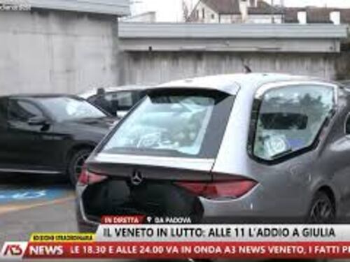 Funerali di Giulia Cecchettin, il feretro verso la Basilica di Santa Giustina a Padova