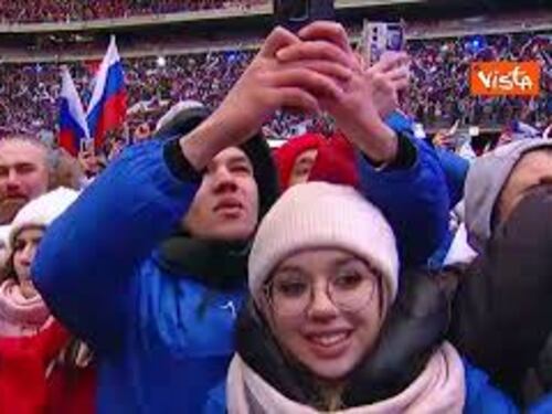 Putin acclamato dalla folla arriva allo stadio Lushniki per la festa dei Difensori della patria