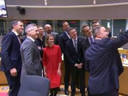 Un selfie dei leader dell'Unione europea nella sala del Consiglio Ue