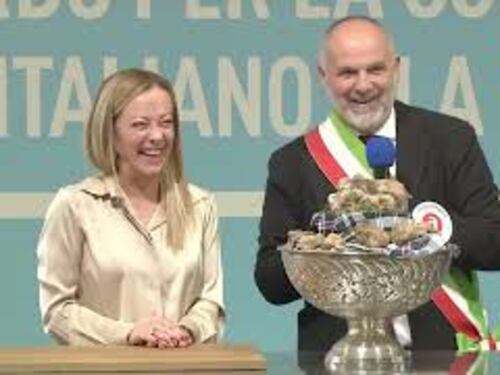 Meloni in posa con il tartufo bianco da record (oltre un chilo) alla Fiera di Acqualagna