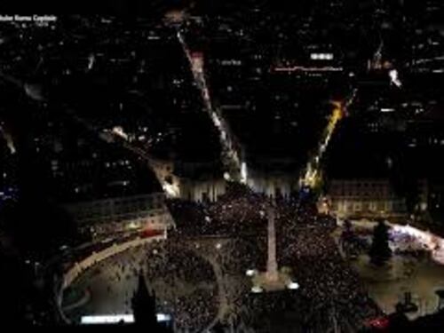Piazza del Popolo a Roma gremita per l'accensione dell'albero, le spettacolari immagini dall'alto