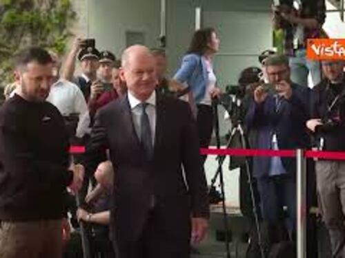 Zelensky a Berlino, la stretta di mano con il Cancelliere tedesco Scholz
