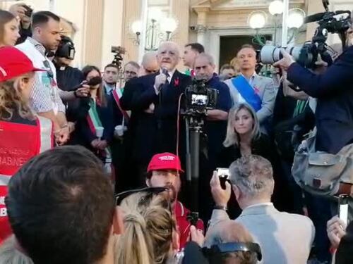 Vincenzo De Luca alla fiaccolata per Giulia Tramontano: "Torniamo a essere padri"