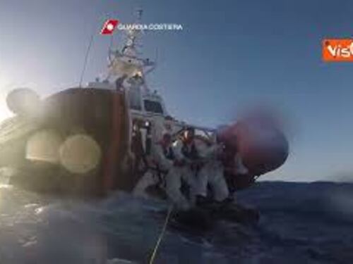 Guardia Costiera salva 57 migranti a Lampedusa