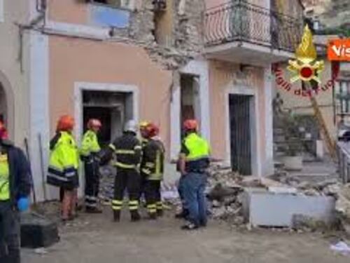 Le operazioni di soccorso dei Vigili del Fuoco dopo crollo di una palazzina in provincia di Imperia