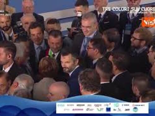 L'abbraccio dei sindaci di Anci al termine dell'Assemblea a Genova