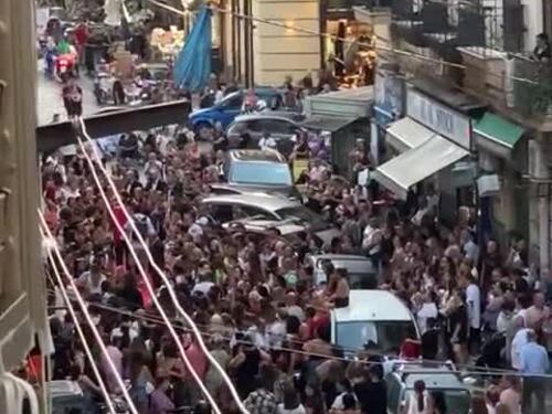 Le immagini della ressa per l'arrivo della tiktoker Rita De Crescenzo