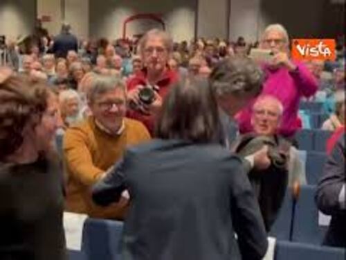 L'applauso per Elly Schlein a Trento per la chiusura della campagna elettorale delle provinciali