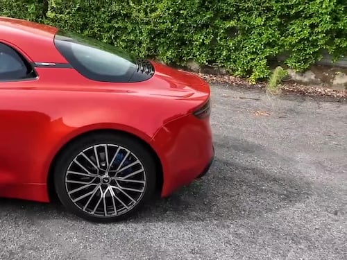 Alpine A110 GT, 300 CV e tanta voglia di viaggiare. Guarda il video in pillole