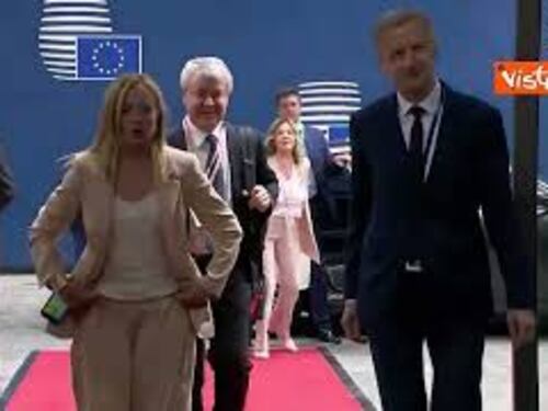 Meloni arriva al Consiglio Ue, ecco le immagini