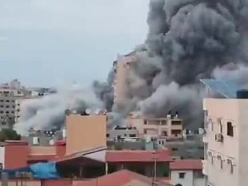 L'aviazione distrugge la torre di Gaza