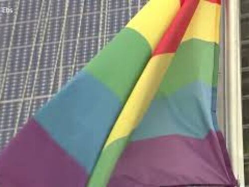 Giornata contro l'omofobia, la bandiera arcobaleno davanti alla sede della Commissione Ue