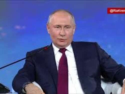 Putin chiede minuto silenzio per Berlusconi al Forum dell'economia di San Pietroburgo