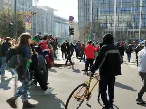 Ambientalisti di Fridays for Future manifestano per il clima a Milano