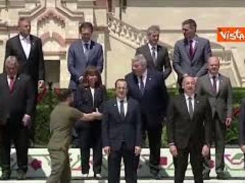 La foto di gruppo con Meloni e gli altri leader al vertice Comunità politica europea in Moldova