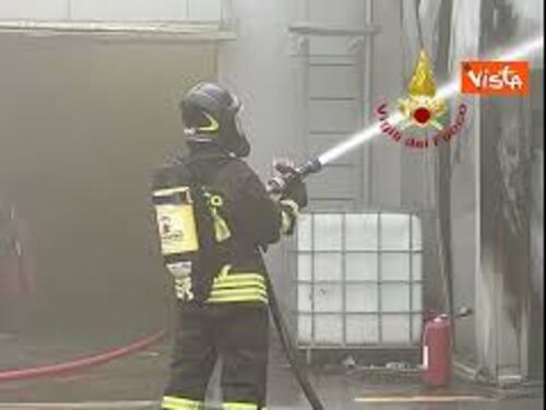 Incendio in una fabbrica di gelati a Montelupo Fiorentino, l'intervento dei Vigili del Fuoco