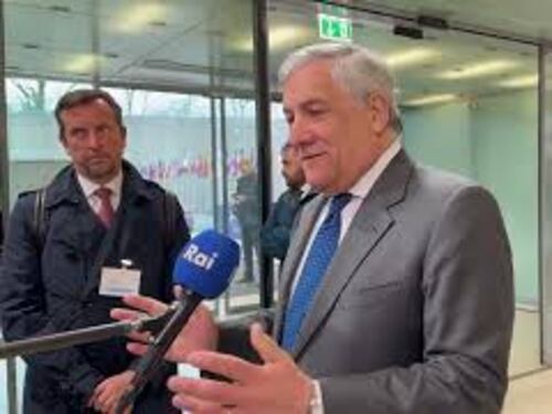 Tajani: Italiani che hanno lasciato Sudan arriveranno a Roma alle 19. Stanno tutti bene