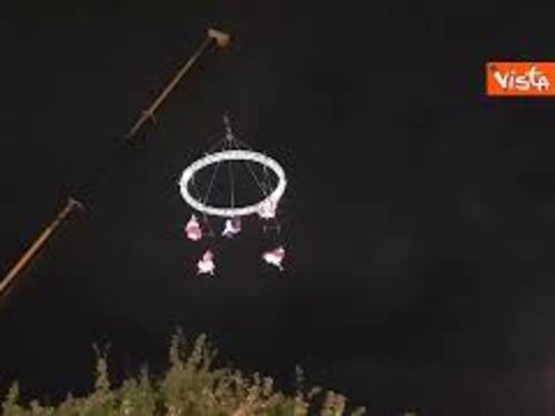 Halloween 2023, ecco le "streghe volanti" alla parata di Derry in Irlanda