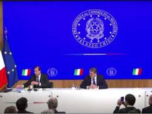 Leo rompe inavvertitamente bicchiere in conferenza stampa, Giorgetti: "Chissà se porta bene o male"