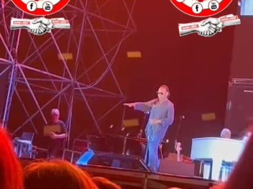 "Stron...". Venditti insulta una fan disabile a un concerto