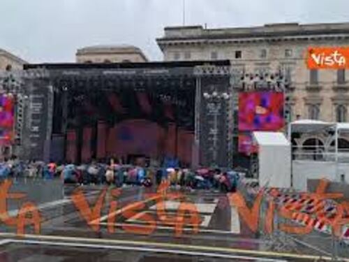A Milano il concerto Radio Italia Live, fan già in attesa in Piazza Duomo sotto il diluvio