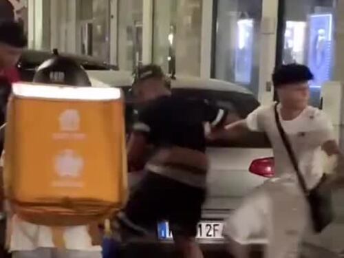 La baby gang picchia il rider: il video dell'aggressione a Brescia