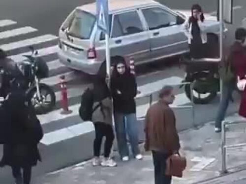 Si spoglia in segno di protesta per le molestie subìte: arrestata una studentessa a Teheran