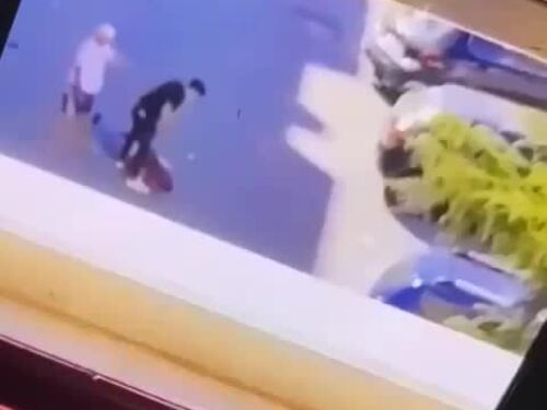 Calci contro il poliziotto a terra: l'aggressione dopo lo sparo a Crotone