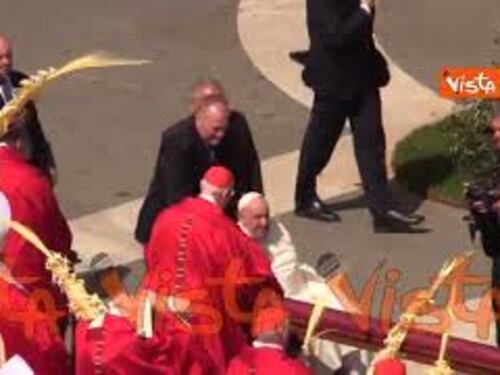 Domenica delle Palme, Papa Francesco saluta i cardinali in piazza San Pietro
