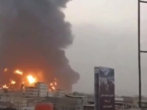 Il porto yemenita di Hodeida in fiamme dopo l'attacco israeliano