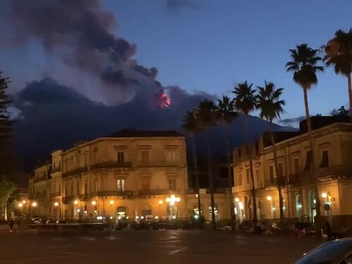 L'eruzione serale dell'Etna vista da Catania