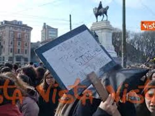 8 marzo, "Libertà alle donne" e sostegno alla Palestina nei cartelli del corteo a Milano