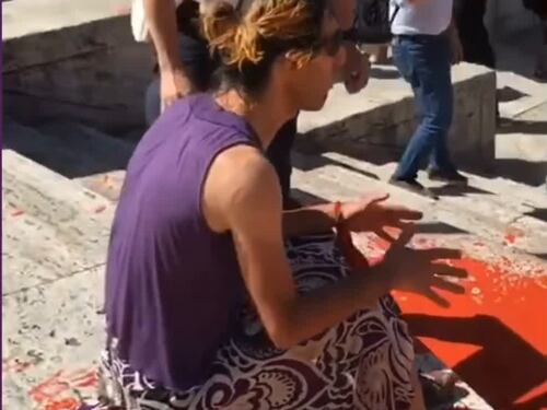 Imbrattata la scalinata di piazza di Spagna a Roma dal collettivo "Bruciamo tutto"