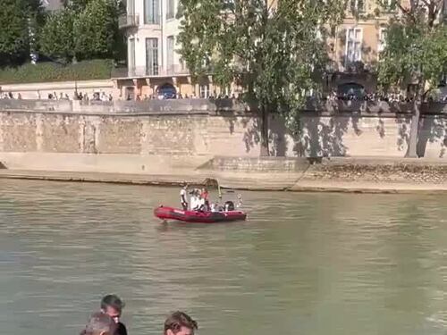 Il sindaco di Parigi Anne Hidalgo si tuffa nella Senna