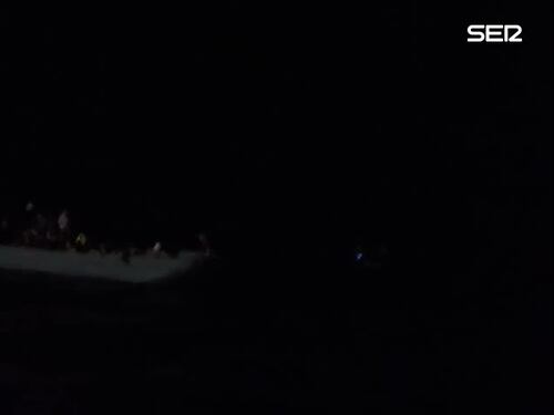 La "consegna" dei migranti dai trafficanti alle ong: il video che svela cosa avviene in Libia