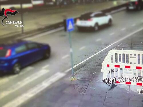 Le immagini dello scippo nel centro di Napoli