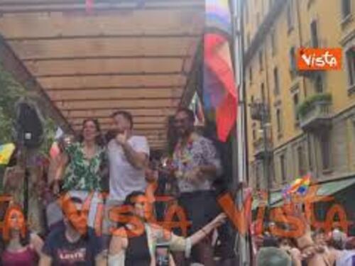 Schlein e Zan ballano "Maracaibo" di Lu Colombo sul carro del Pride di Milano