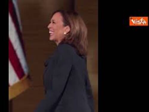 L’ingresso della Harris per il discorso alla Convention, migliaia di cartelli con scritto “Kamala”
