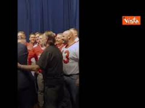 Il vice di Kamala Harris festeggia la nomination con i giocatori di football che allenava