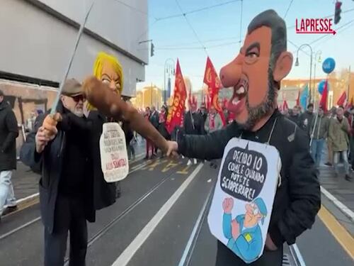 Torino, in corteo le maschere di Meloni e Salvini