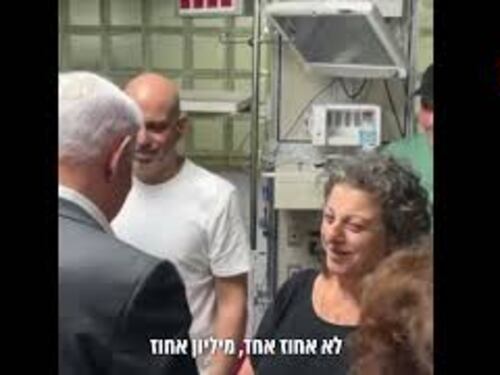 Benjamin Netanyahu abbraccia gli ostaggi israeliani liberati