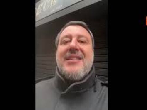 Salvini in collegamento con conferenza FdI mentre passeggia con figlia: Obiettivo è Italia più forte