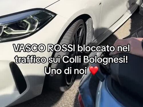 Traffico e auto sui colli bolognesi: Vasco Rossi si improvvisa vigile