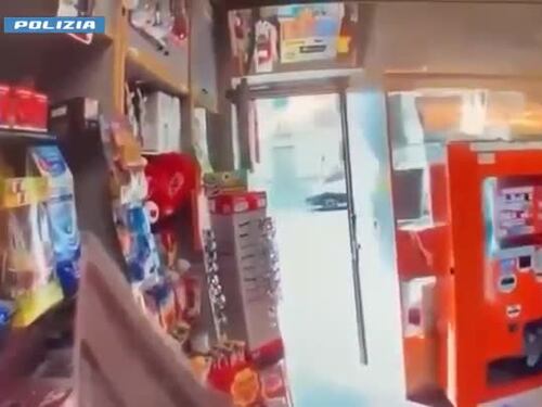 Tabaccaio rapinato sei volte, le minacce choc del bandito. Il video della polizia