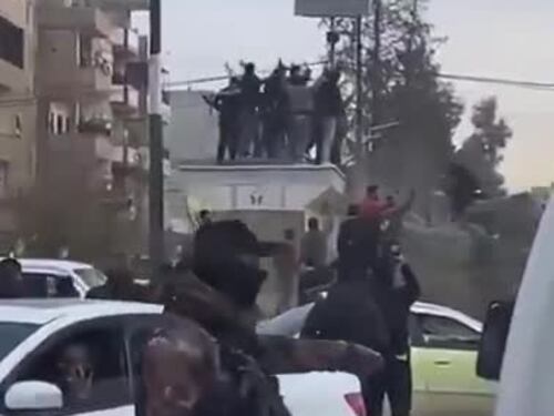 Damasco, la folla abbatte la statua ad Hafez al-Assad