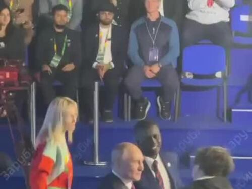 L'artista Jorit si scatta una foto con Putin al Forum della gioventù di Sochi